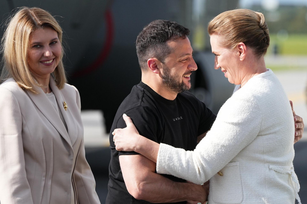 Dánska premiérka Mette Frederiksenová víta ukrajinského prezidenta Volodymyra Zelenského a jeho manželku Olenu Zelenskú na leteckej základni Skrydstrup v dánskom Vojense. FOTO: TASR/AP