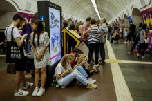 Ľudia sa skrývajú v stanici metra počas náletu uprostred ruského útoku na Ukrajinu v Kyjeve. FOTO: Reuters