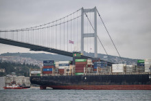 Kontajnerová loď Josef Schulte sa plaví do prístavu v tureckom meste Istanbul. Ako prvej sa jej podarilo prejsť novovytvoreným ukrajinským čiernomorským koridorom. FOTO: TASR/AP