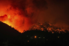 Lesný požiar v kanadskom meste West Kelowna. FOTO: TASR/AP