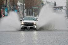 Nákladné auto sa pohybuje po stojatej vode, keď sa tropická búrka Hilary blíži k Palm Springs, Kalifornia. FOTO: Reutes