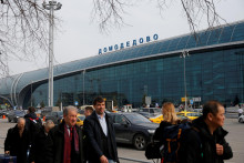 Cestujúci prechádzajú okolo terminálu letiska Domodedovo pri Moskve, Rusko, 2017. FOTO: Reuters