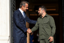 Grécky premiér Kyriakos Mitsotakis víta ukrajinského prezidenta Volodymyra Zelenského v kaštieli Maximos v Aténach. FOTO: REUTERS