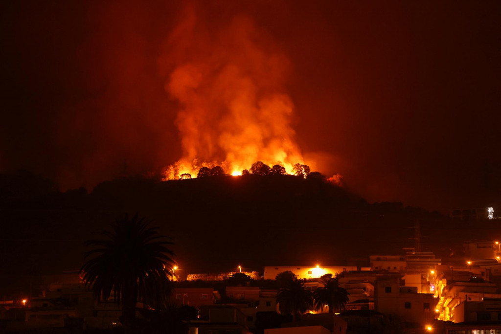 Lesné požiare na ostrove Tenerife. FOTO: Reuters
