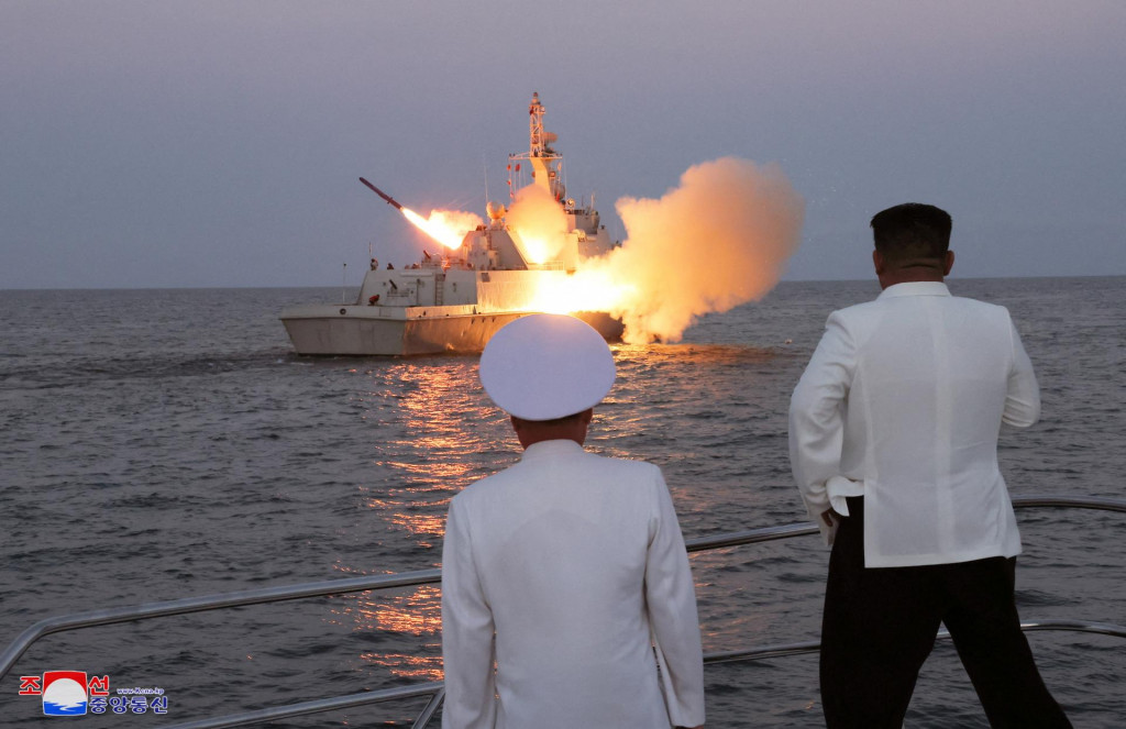 Severokórejský vodca Kim Čong-un dohliada na test strategickej riadenej strely na palube námornej vojnovej lode. FOTO: Reuters