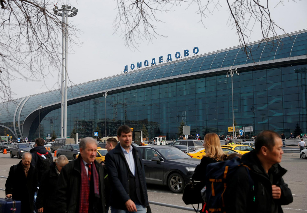 Cestujúci prechádzajú okolo terminálu letiska Domodedovo pri Moskve, Rusko, 2017. FOTO: Reuters