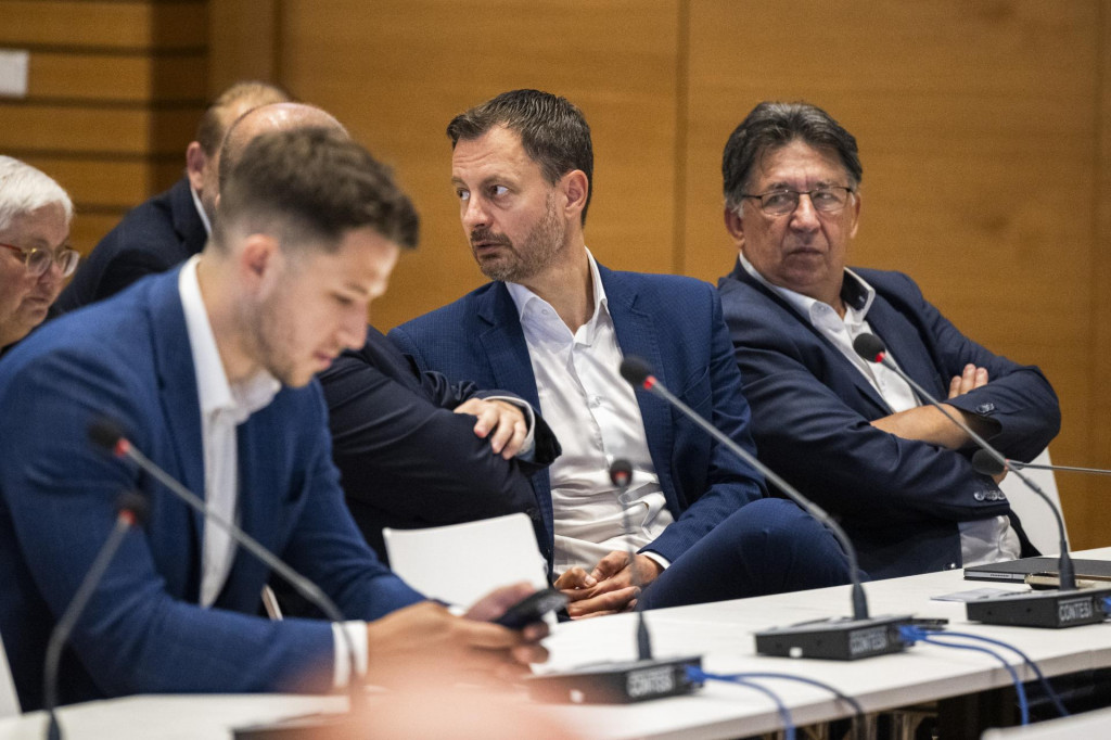 Poslanci N&aacute;rodnej rady Slovenskej republiky sprava J&aacute;n Budaj, Eduard Heger a Andrej Stanč&iacute;k (nezaraden&iacute;) sedia v Zimnej jazdiarni Bratislavsk&eacute;ho hradu. FOTO: TASR/Jaroslav Nov&aacute;k