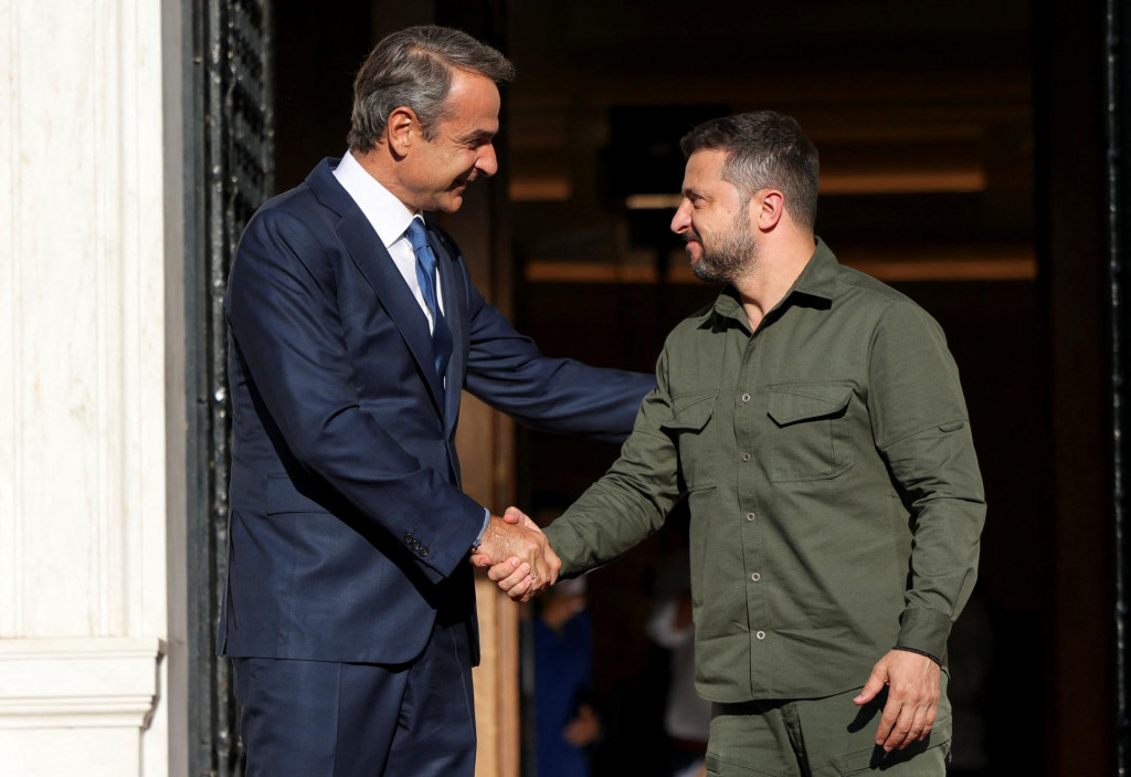 Grécky premiér Kyriakos Mitsotakis víta ukrajinského prezidenta Volodymyra Zelenského v kaštieli Maximos v Aténach. FOTO: REUTERS