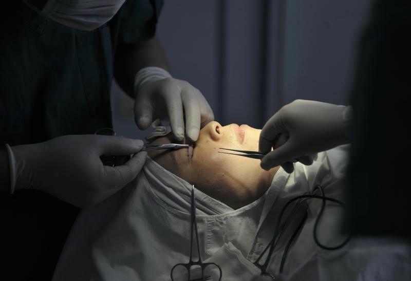 V Taliansku zatkli falošného plastického chirurga. Rukami mu prešli stovky pacientov