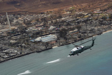 Americký prezident Joe Biden na palube vrtuľníka Marine One kontroluje požiarom zničené mesto Lahaina na ostrove Maui na Havaji. FOTO: Reuters