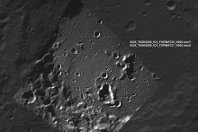 Fotka z oblasti južného pólu Mesiaca na jeho odvrátenej strane, ktorý zachytila ruská sonda Luna-25 pred neúspešným pokusom o pristátie.