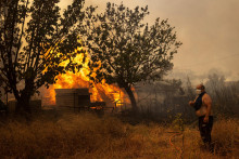 Lesný požiar v dedine Hasia, neďaleko Atén. FOTO: Reuters