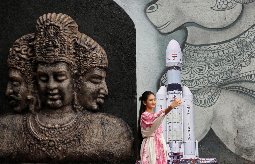 Žena si robí selfie s modulom sondy Čandrájan-3 pred chrámom v indickom Bombaji. FOTO: Reuters