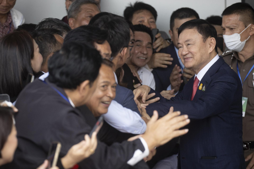 Bývalý thajský premiér Thaksin Šinavatra sa zdraví s priaznivcami počas príchodu na letisko v Bangkoku 22. augusta 2023. FOTO: TASR/AP