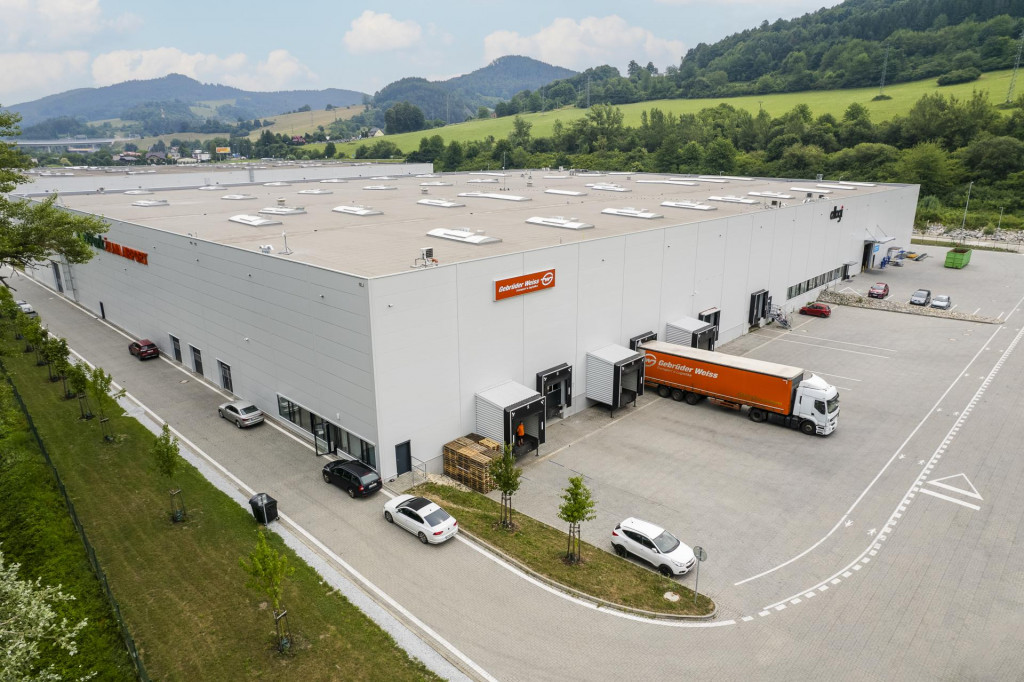 Nový logistický sklad spoločnosti Gebrüder Weiss CTPark ŽilinaAirport, v blízkosti  Dolného Hričova na severozápade Slovenska.
