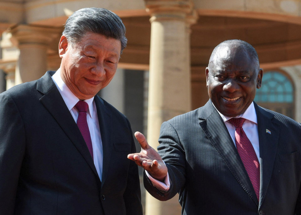 Juhoafrický prezident Cyril Ramaphosa víta čínskeho prezidenta Si Ťin-pchinga. FOTO: REUTERS/Alet Pretorius