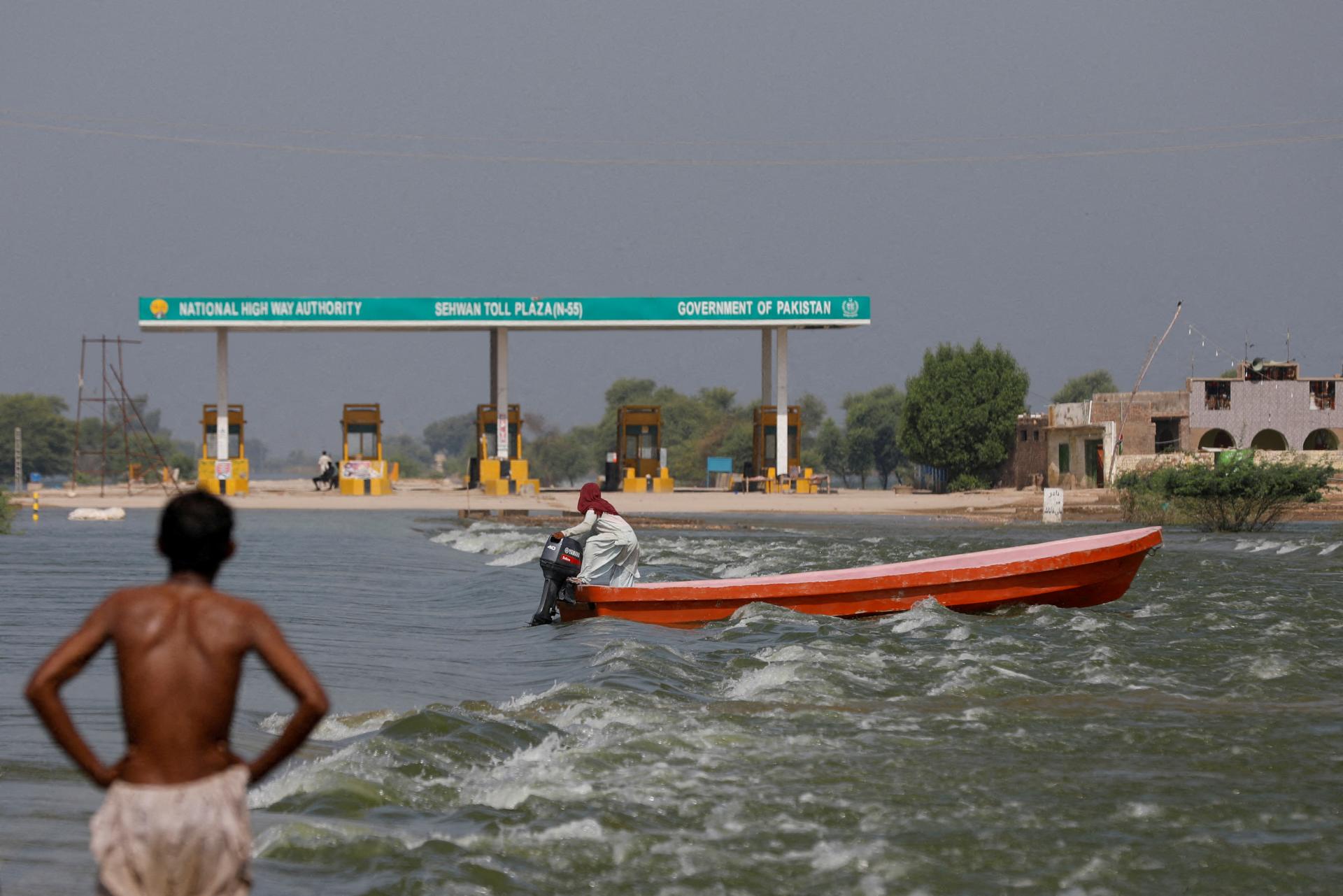 Na východe Pakistanu kvôli rozvodneným riekam evakuovali 100-tisíc ľudí