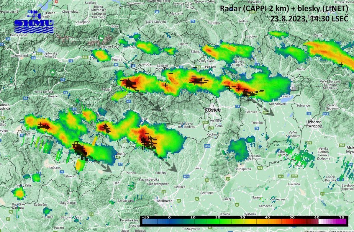 Slovensko zasiahli intenzívne supercelárne búrky. Meteorológovia varujú pred prívalovou povodňou