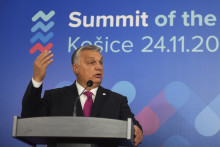 Na snímke maďarský premiér Viktor Orbán gestikuluje počas spoločnej tlačovej konferencie po summite predsedov vlád V4 v Košiciach.