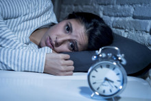 Únava a podráždenosť spôsobená nedostatkom spánku ovplyvňuje náš výkon v práci či v škole, ale negatívne sa podpisuje aj pod medziľudské vzťahy. Znížená koncentrácia spôsobená nedostatkom spánku vedie k zvýšenému riziku výskytu nehôd alebo úrazov. FOTO: Dreamstime