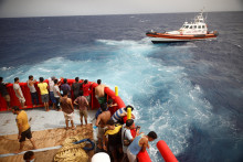 Migranti na palube záchrannej lode mimovládnej organizácie Proactiva Open Arms Uno neďaleko ostrova Lampedusa. FOTO: Reuters