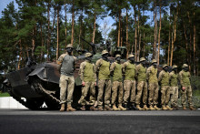 Ukrajinskí vojaci počas výcviku v Nemecku. FOTO: Reuters