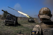 Ukrajinskí vojaci strieľajú z raketových systémov smerom k ruským jednotkám blízko frontovej línie v Záporožskej oblasti. FOTO: Reuters