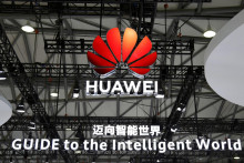 Keďže sa spoločnosť Huawei v Spojených štátoch dostala na čiernu obchodnú listinu, väčšina dodávateľov jej posielať tovar a technológie nemôže. FOTO: REUTERS