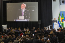 Brazílsky prezident Inácio Lula da Silva vystupuje s prejavom na trojdňovom summite BRICS v Johannesburgu. FOTO: TASR/AP