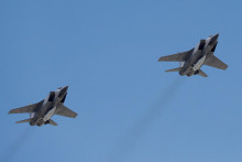 Britské ministerstvo obrany minulý týždeň oznámilo, že jeho piloti zachytili a monitorovali prelet ruských bombardovacích lietadiel severne od Škótska. FOTO: Reuters