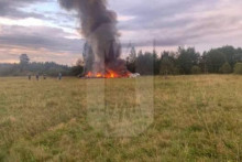 Horiace trosky lietadla na mieste nehody v západnom Rusku. FOTO: Reuters