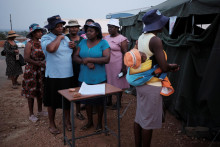 Ženy čakajú, kým na nich príde rad, aby odovzdali svoje hlasy večer vo volebnej miestnosti v meste Nkulumane v Bulawayo v Zimbabwe. FOTO: Reuters