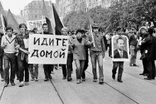 Československá armáda dostala v auguste 1968 rozkaz neklásť okupačným vojskám odpor, narazili však na masívny odpor verejnosti. Protesty proti obsadeniu krajiny trvali niekoľko dní a skončili sa až po návrate politickej reprezentácie z Moskvy, kde sľúbila, že situáciu „znormalizuje“.