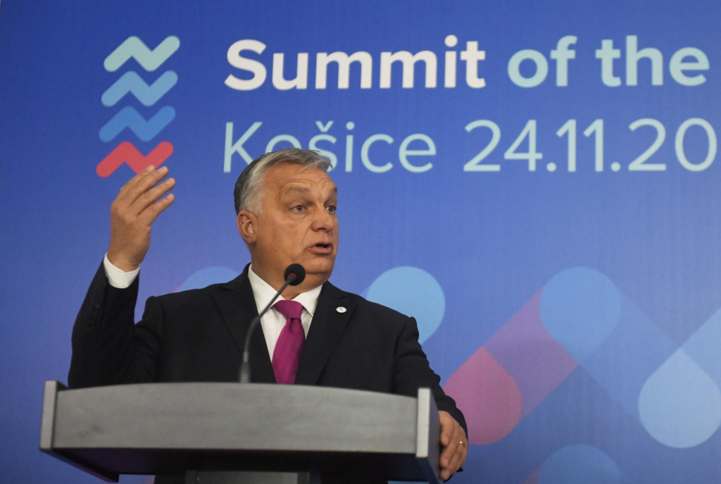 Na snímke maďarský premiér Viktor Orbán gestikuluje počas spoločnej tlačovej konferencie po summite predsedov vlád V4 v Košiciach.