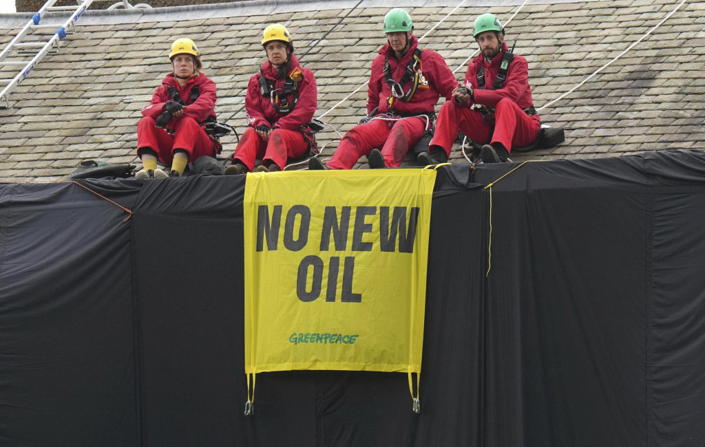 Aktivisti z organizácie Greenpeace protestovali tak proti politike v oblasti fosílnych palív. FOTO TASR/AP