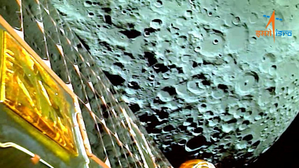 Pohľad na Mesiac zo sondy Čandrájan-3. FOTO: Reuters