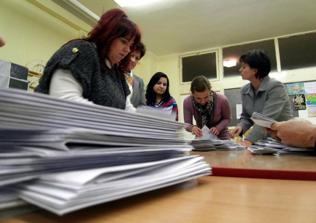 Členky volebnej komisie počítajú hlasy po uzatvorení miestnosti. FOTO: TASR/Milan Drozd