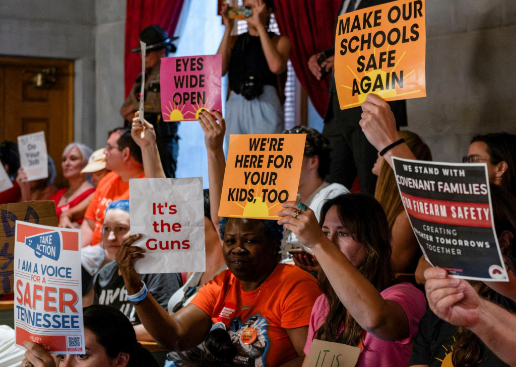 Stúpenci reformy zbraní držia transparenty s nápismi v galérii snemovni budovy Štátneho kapitolu v Tennessee. FOTO: Reuters