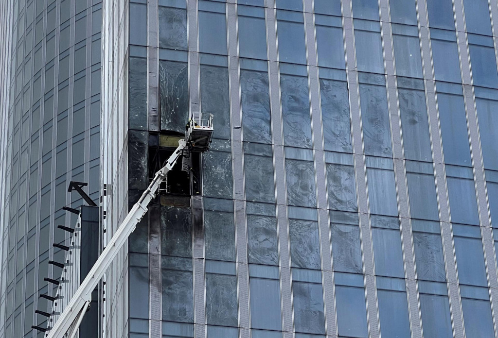 Poškodenú fasádu výškovej budovy v meste Moskva po údajnom útoku ukrajinského bezpilotného lietadla. FOTO: Reuters