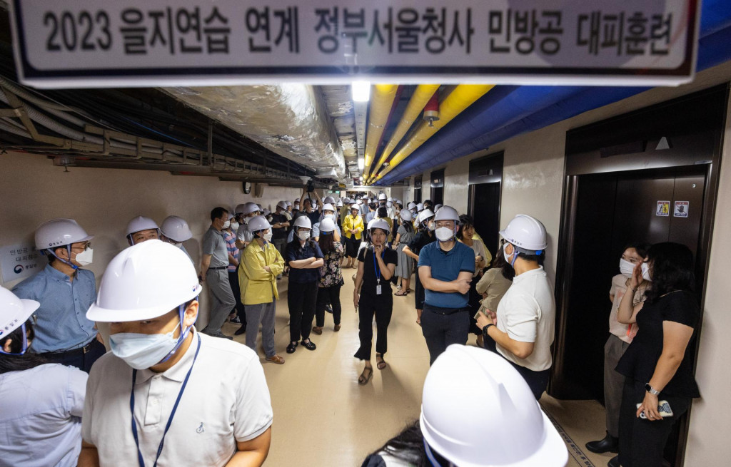 Vládni úradníci sú v kryte vo vládnom komplexe v Soule počas prvého celoštátneho cvičenie obrany civilistov. FOTO: TASR/Jonhap