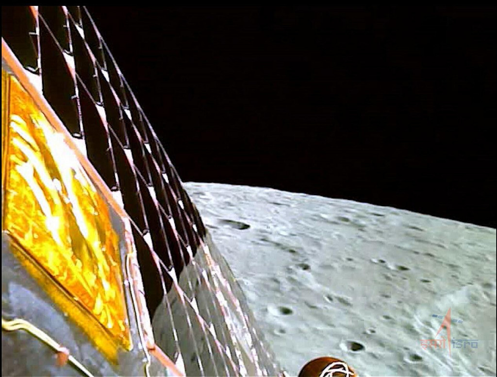 Indický modul pristál na povrchu Mesiaca.