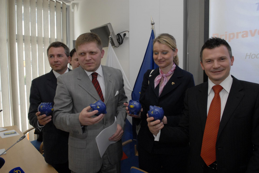 Aby Slovensko v roku 2009 prijalo euro, muselo mať zdrav&eacute; verejn&eacute; financi&iacute;. Teraz Robert Fico (vľavo) naopak presadzuje opatrenia na &uacute;kor dlhu. FOTO: Arch&iacute;v HN/Samuel Vanko