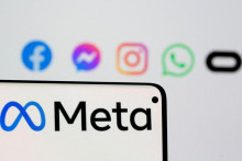 Logo Meta Platforms. V pozadí logá aplikácií a sociálnych sietí, ktoré spoločnosť ponúka: Facebook, Messenger, Instagram, Whatsapp a Oculus. FOTO: Reuters