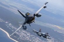 Stíhačky F-16 rumunských a portugalských vzdušných síl počas hliadkového letu v rámci misie NATO Baltic Air Policing v litovskom vzdušnom priestore. FOTO: TASR/AP
