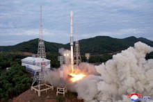 V okrese Cholsan v Severnej Kórei štartuje nová severokórejská raketa Chollima-1. FOTO: KCNA