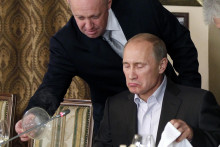 Na archívnej snímke z 11. novembra 2011 Jevgenij Prigožin servíruje jedlo vtedajšiemu ruskému premiérovi Vladimirovi Putinovi v Moskve. FOTO: TASR/AP