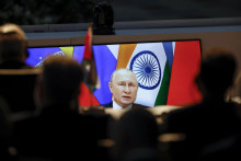 Ruský prezident Vladimir Putin sa prostredníctvom videohovoru prihovára účastníkom počas záverečného dňa trojdňového summitu BRICS v Johannesburgu. FOTO: TASR/AP