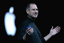 „Vždy som hovoril, že ak niekedy príde deň, keď už nebudem môcť plniť svoje povinnosti a očakávania ako generálny riaditeľ spoločnosti Apple, budem prvý, kto vám to oznámi. Žiaľ, ten deň prišiel,“ napísal Steve Jobs 24. augusta 2011. FOTO: Reuters