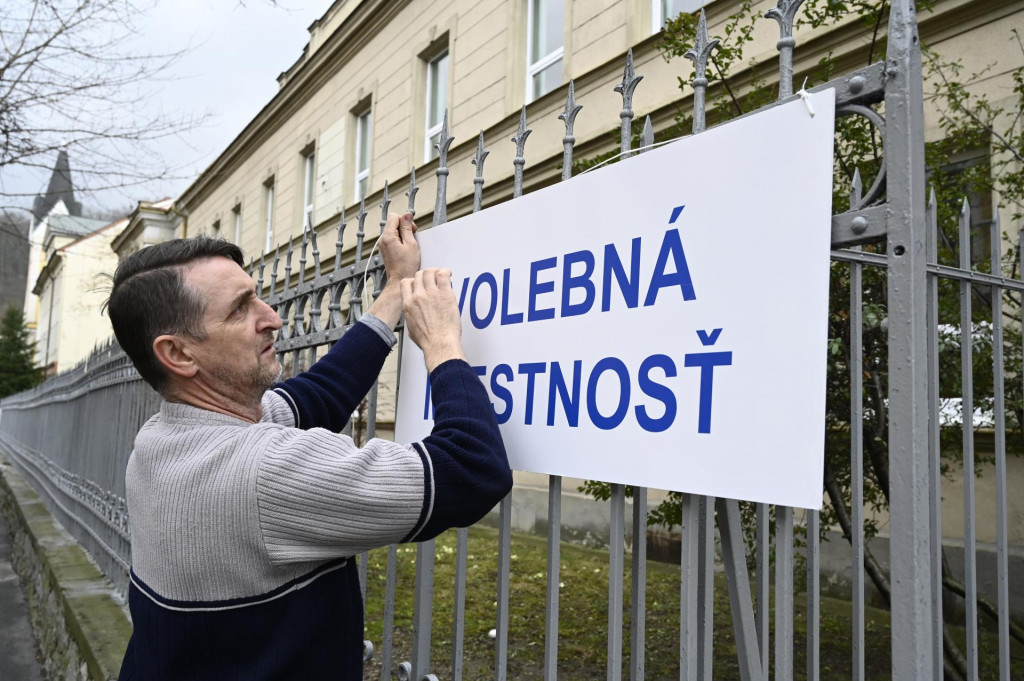 Príprava volebnej miestnosti deň pred poslednými Voľbami do Národnej rady Slovenskej republiky. FOTO: TASR/Radovan Stoklasa