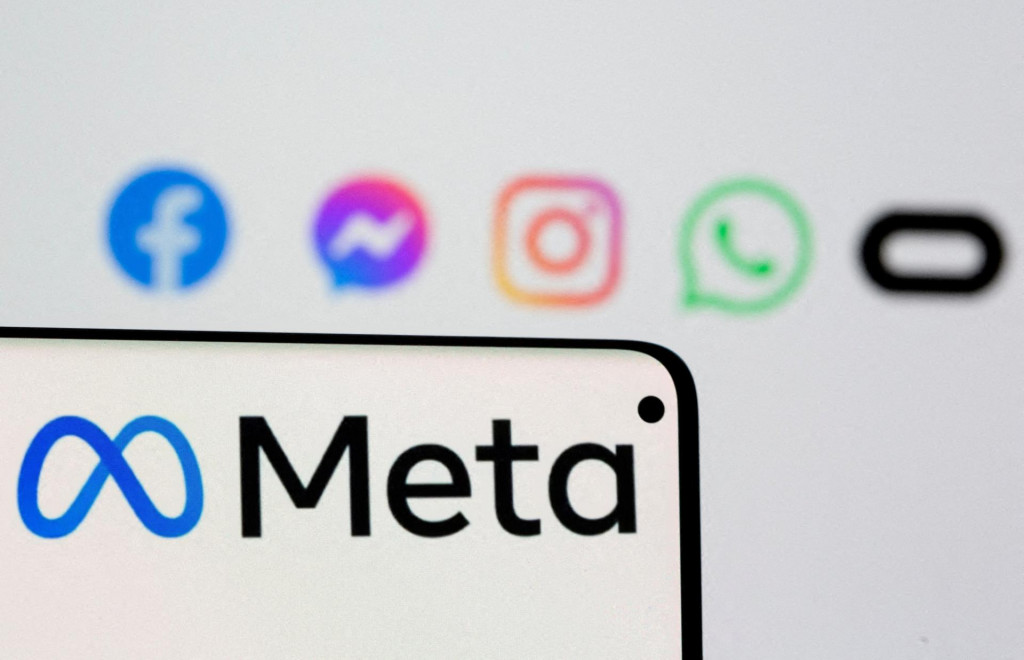 Logo Meta Platforms. V pozadí logá aplikácií a sociálnych sietí, ktoré spoločnosť ponúka: Facebook, Messenger, Instagram, Whatsapp a Oculus. FOTO: Reuters